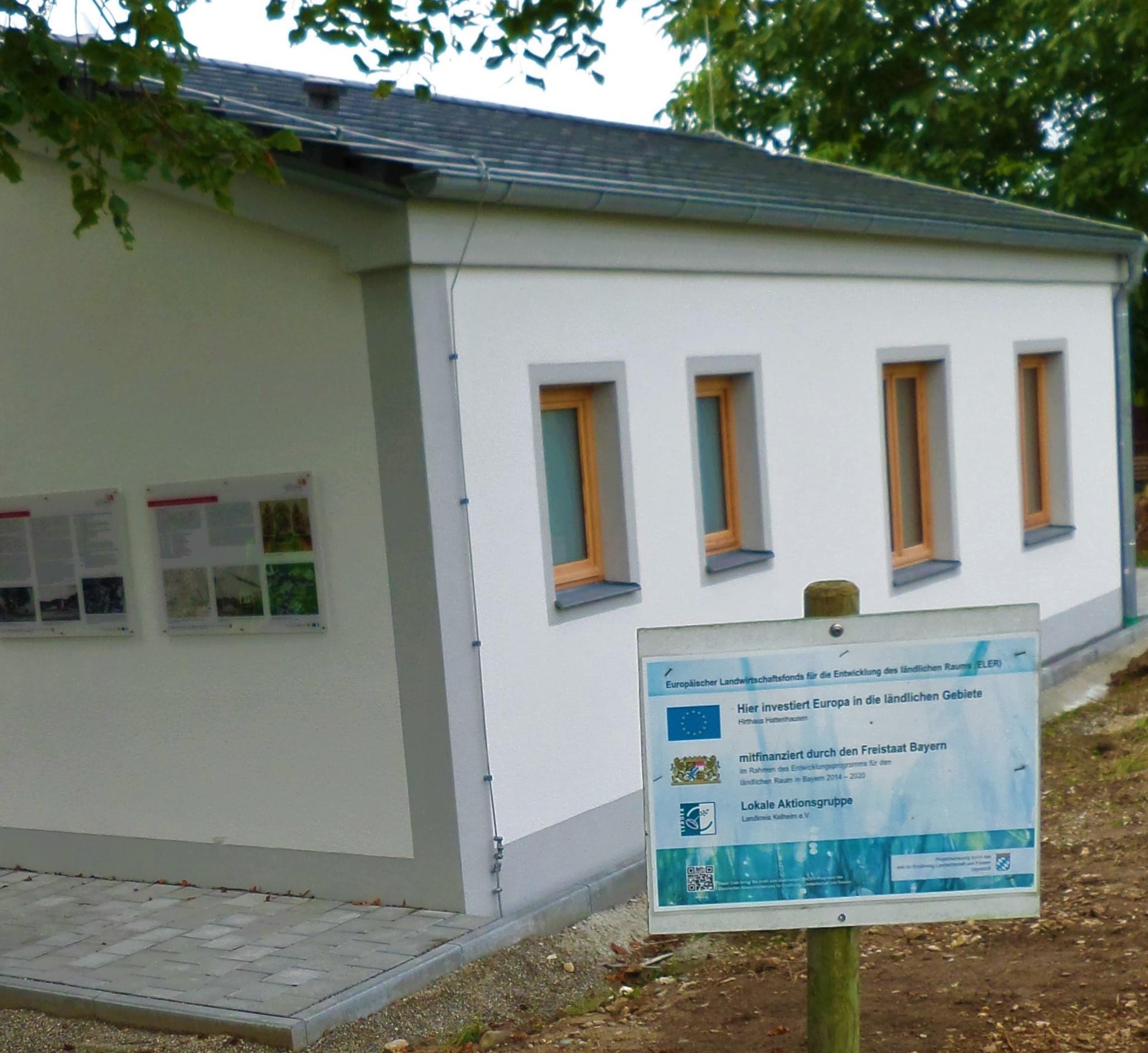 Hirthaus Hattenhausen Förderschild.jpg Leider haben wir keinen Alternativtext zu diesem Bild, aber wir arbeiten daran.