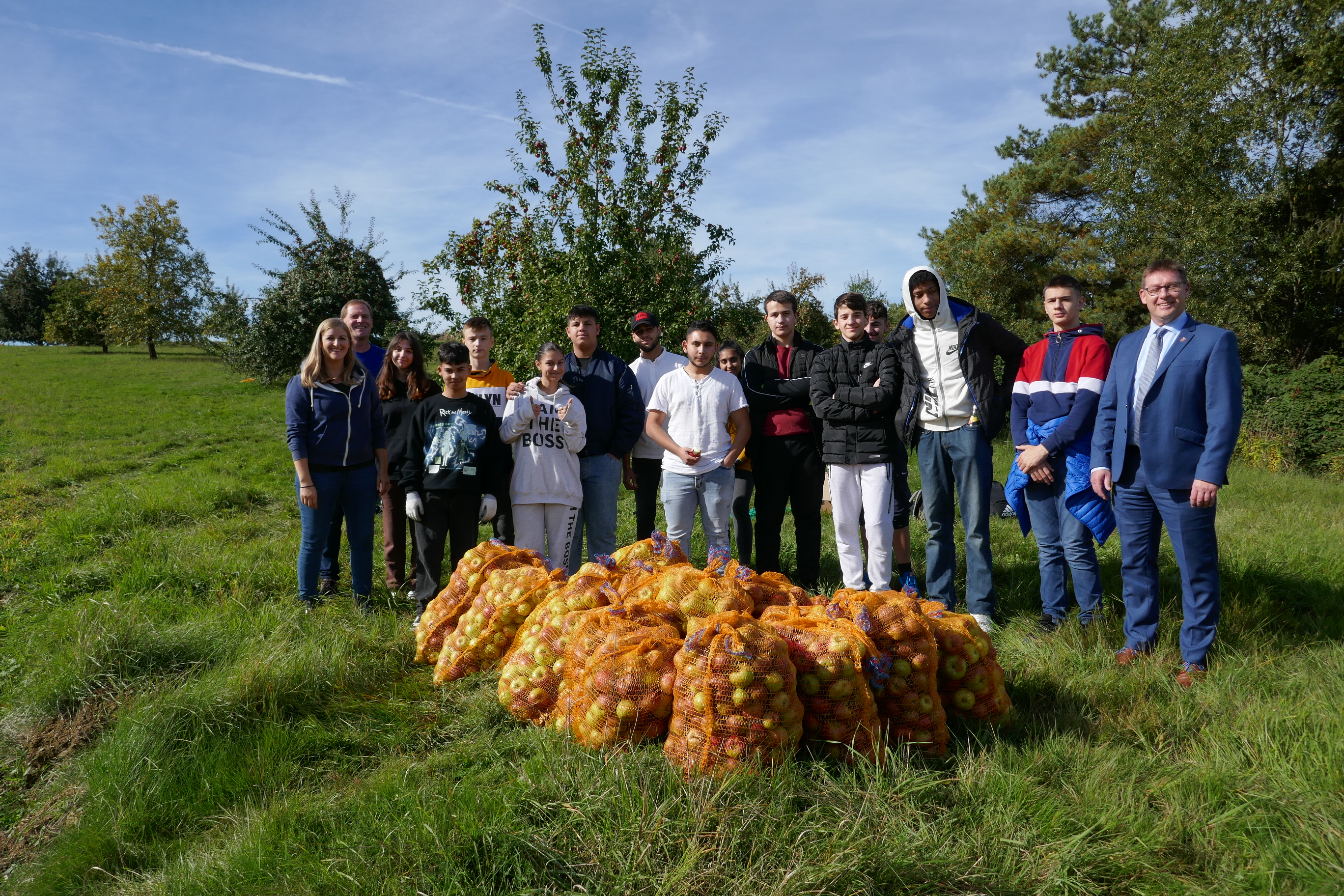 Herbstliche Schüleraktion: Äpfel von Biotopfläche werden zu regionalem Apfelsaft