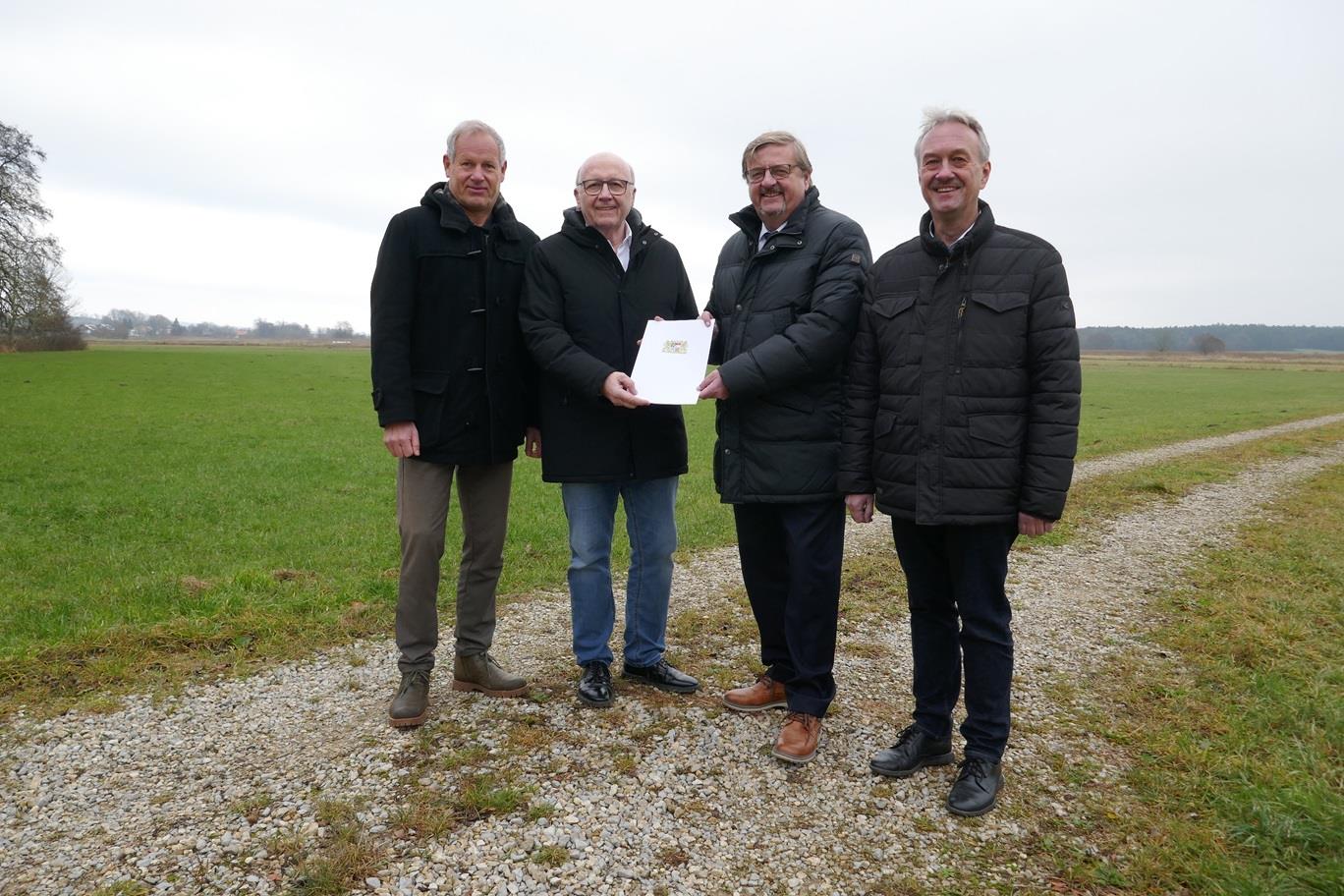 v.l.: Klaus Amann (VöF), Landrat Martin Neumeyer, Hans-Peter Schmucker (ALE), Bürgermeister Herbert Blaschek Leider haben wir keinen Alternativtext zu diesem Bild, aber wir arbeiten daran.